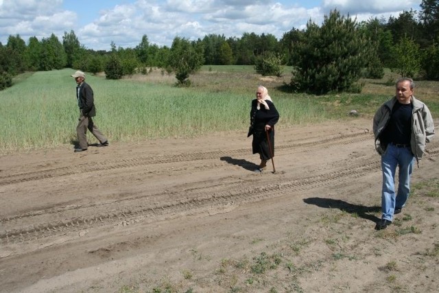 Stefan Łącki, Irena Kubicza i Mieczysław Sorbian, pokazują rozjeżdżoną przez jeżdżących na motocyklach i quadach drogę. Podkreślają, że to ich prywatny teren.
