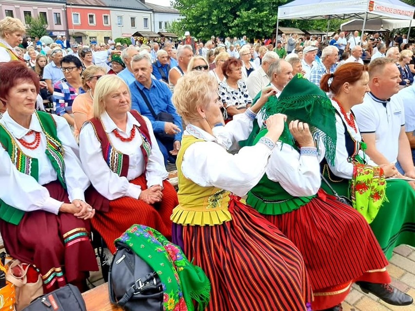 XXI Powiatowy Przegląd Zespołów Folklorystycznych i Solistów oraz inne imprezy na rynku w Chmielniku. Poznaj zwycięzców [NOWE ZDJĘCIA]