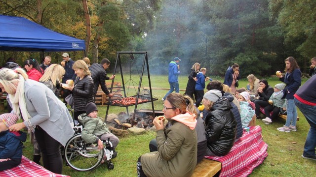 Podczas jesiennego pikniku uczestnicy odpoczywali przy ognisku rozpalonym w szkolnym parku w Adamowie.
