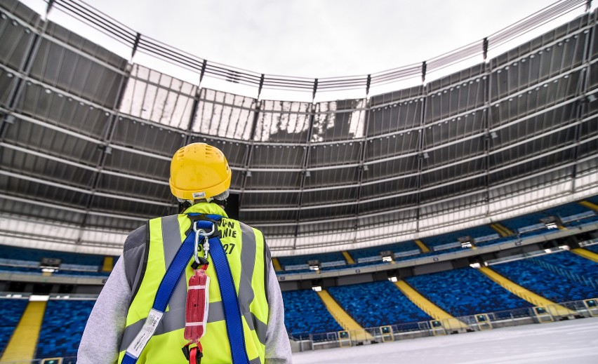 Odśnieżanie dachu Stadionu Śląskiego w styczniu 2021