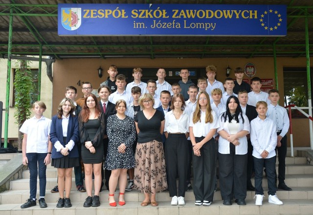 Uroczystość rozpoczęcia roku szkolnego 2023/24 w Zespole Szkół Zawodowych w Oleśnie.