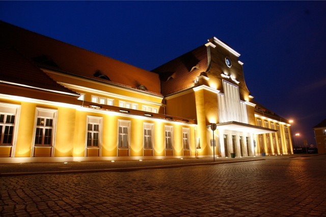 Efektownie oświetlony budynek dworca PKP w Legnicy po remoncie. Jak ktoś nie wie, że to dworzec, pomyśli, że idzie do pałacu...