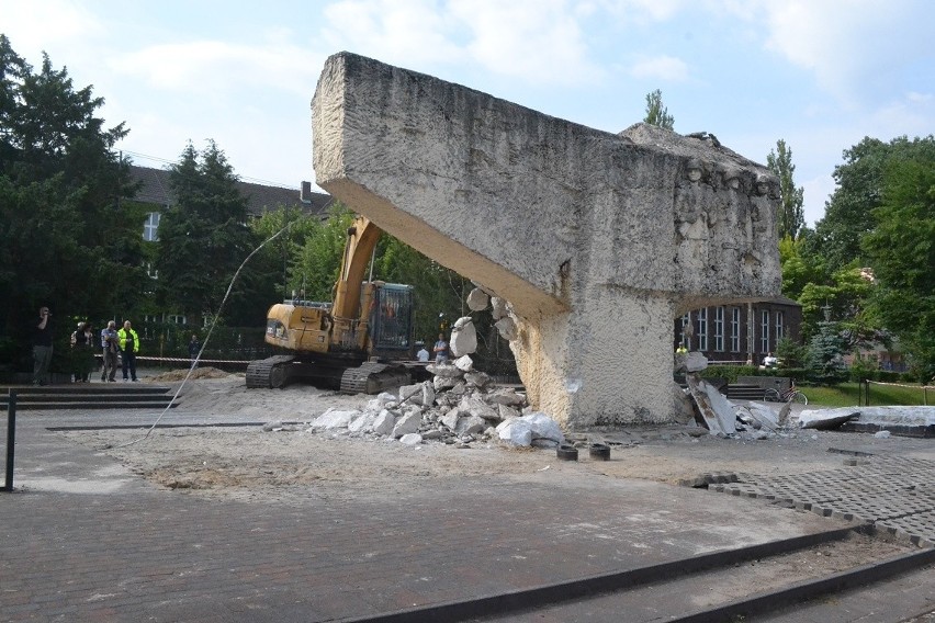 Rozbiórka pomnika przed LO w Nowej Soli.