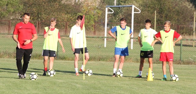 Grupa starsza zawodników uczestnicząca w zajęciach pod wodzą trenera Leszka Ojrzyńskiego. 