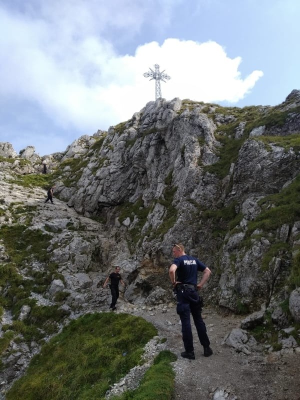 Setki policjantów z Małopolski pod Tatrami. Szukali zaginionych i pomagali w akcji ratunkowej