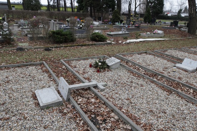 Mogiła upamiętnia ofiary obozu Rosengarnet w Mysłowicach. Ktoś zdewastował cmentarz.