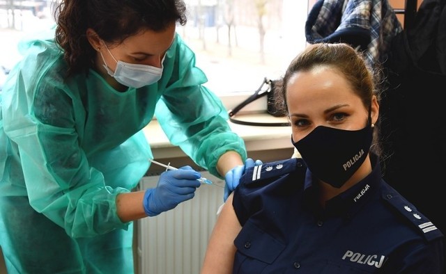 Rozpoczęły się szczepienia policjantów w Podlaskiem