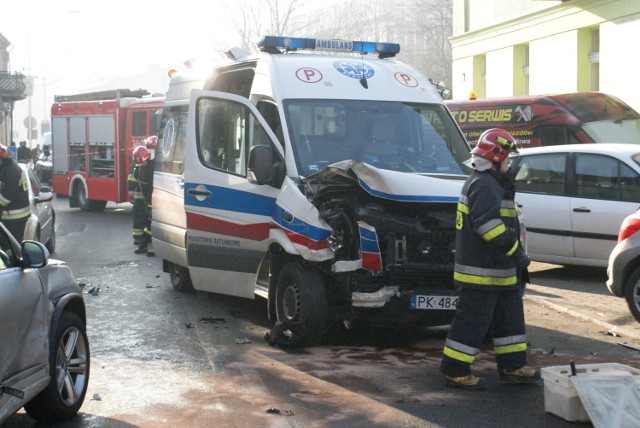 Wypadek w Kaliszu: Najpierw karetka, potem radiowóz