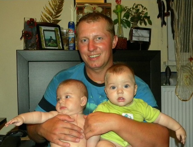 Grzegorz Strugała z synami bliźniakami Maciusiem i Dominikiem. Zdjęcie wykonane zostało przed wypadkiem.