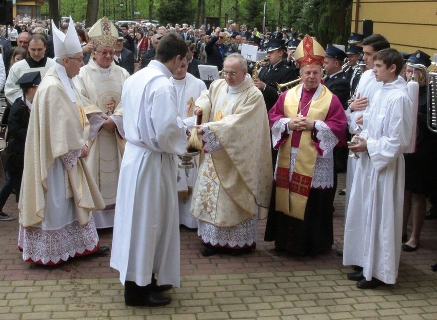 Uroczystości rozpoczęły się nabożeństwem do Matki Bożej....