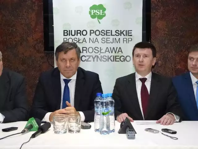 Wicepremier Janusz Piechociński (z lewej) i poseł Jarosław Górczyński na konferencji w Ostrowcu.