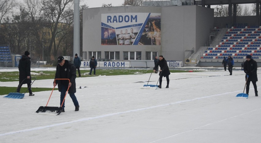 Skandal! Miejski Ośrodek Sportu i Rekreacji zapomniał przygotować boisko dla Radomiaka do treningu (ZOBACZ ZDJĘCIA)