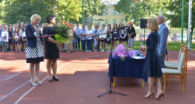 W rozpoczęciu roku w Szkole Podstawowej numer 4 uczestniczył burmistrz Marek Bronkowski, który powitał nową dyrektor placówki, Małgorzatę Szubę.
