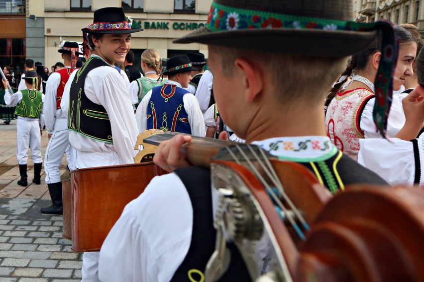 Międzynarodowe Spotkania Folklorystyczne rozpoczęte [ZDJĘCIA, WIDEO]