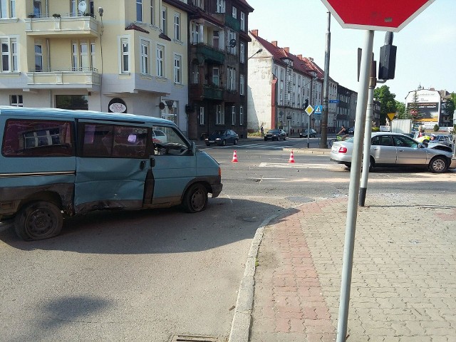 Dzisiaj, przed godz. 16., kierujący VW transporterem, jadąc ulicą Kołłątaja w kierunku ul. W. Stwosza, wjechał na skrzyżowanie na czerwonym świetle. Jadący osobowym Audi z ulicy Szczecińskiej w stronę centrum, uderzył w prawy bok VW na środku skrzyżowania. Z pojazdu poszkodowanego, pasażerka z podejrzeniem złamania ręki została odwieziona do szpitala. Wszyscy uczestnicy wypadku byli trzeźwi.