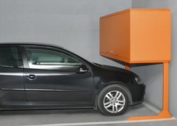 Samochód zaparkowany pod boksem garażowymBoksy montuje się na miejscu parkingowym, tuż nad maską samochodu.