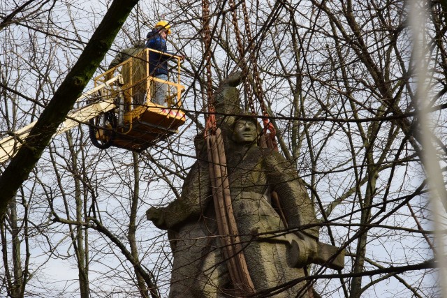 W Inowrocławiu trwa rozbiórka pomnika Wdzięczności i Polsko-Radzieckiego Braterstwa Broni w Inowrocławiu. Pracownicy Biura Usług Projektowych i Wykonawstwa Mateusz Pigulski z Warszawy od samego rana próbują rozebrać pomnik. Ich prace obserwuje grupa kilkudziesięciu mieszkańców Inowrocławia. Przypomnijmy, że monument musi być rozebrany, gdyż według opinii Instytutu Pamięci Narodowej spełnia kryteria pomnika propagującego komunizm i powinien zostać usunięty z przestrzeni publicznej.Co o rozbiórce pomnika mówią mieszkańcy Inowrocławia? O tym w materiale wideo: