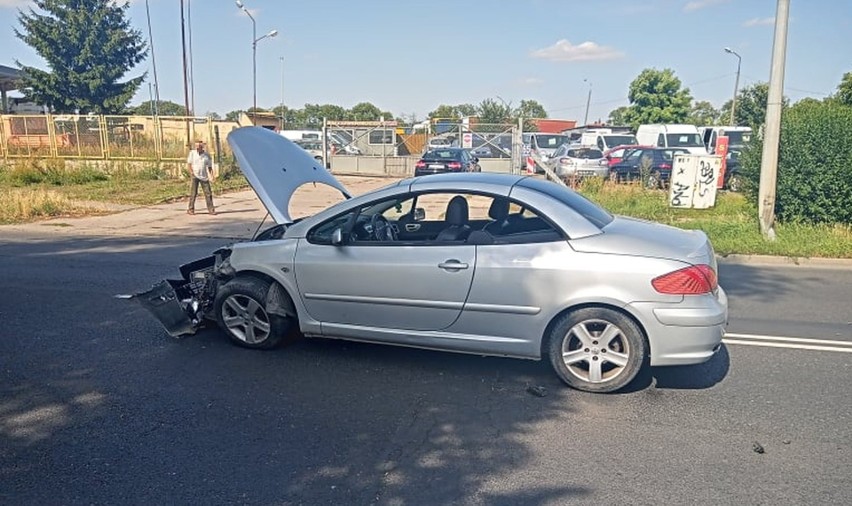 Wypadek w Stargardzie. Zderzenie dwóch aut. Jeden kierowca się oddalił 