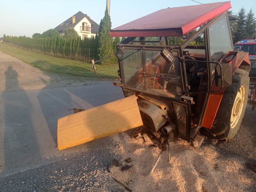 Hrubieszowski. Zderzenie samochodu z ciągnikiem. Maszyna rozpadła się na dwie części