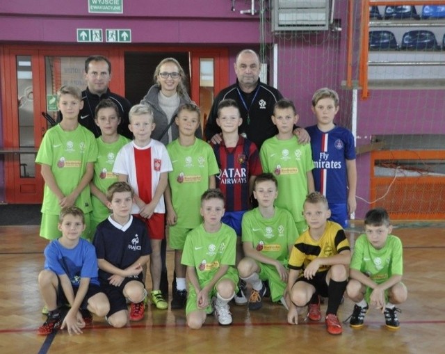 Karolina Kołeczek (w środku w górnym rzędzie) uczestniczyła w treningu młodych piłkarzy. Zaprosił ją Paweł Rybus (z prawej).