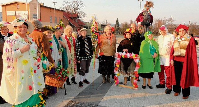 Seniorzy z klubu „Złota jesień” podczas inscenizacji topienia Marzanny na rynku w Zabierzowie