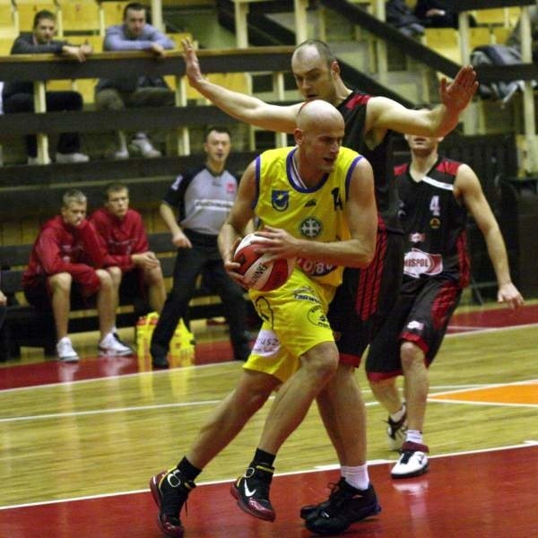Koszykarze tarnobrzeskiej Siarki (z piłką Krzysztof Zych) przegrali wczoraj z Żubrami Białystok i była to trzecia z kolei porażka &#8222;Siarkowców&#8221;.