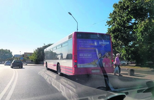 Nasz Czytelnik sfotografował kierowcę i jego autobus. Złożył też skargę do Zarządu Dróg i Transportu Miejskiego.