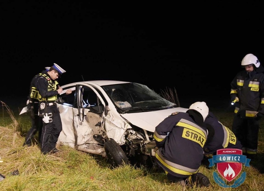 Wypadek pod Łowiczem. Nastoletnia dziewczyna została ranna [ZDJĘCIA]