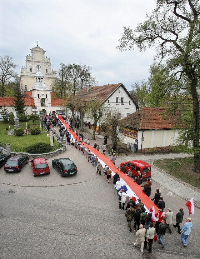 W tym roku z potężną biało-czerwoną flagą sfotografują się uczestnicy marszu 2 maja na Dużym Rynku w Świeciu. Dołączą do nich motocykliści, którzy o 12 ruszają spod zamku. Tu uroczystości w 2013 r.