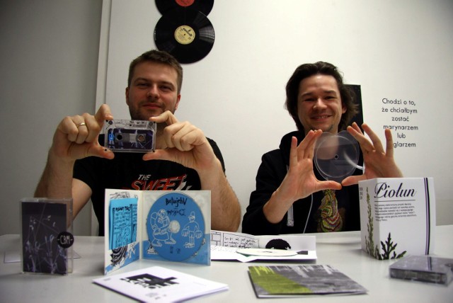 Maciej Pałka (z lewej) i Maciej Połynko prezentują swoje wydawnictwa
