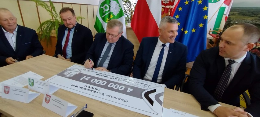 Będzie przebudowa i rozbudowa oczyszczalni ścieków w Głowaczowie. Są na to cztery miliony złotych dotacji. Zobacz zdjęcia z podpisania umowy