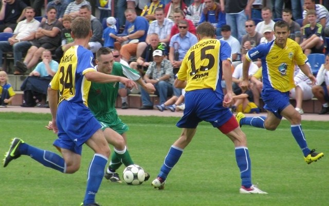 Mecz w Gdyni. Szymon Gibczyński (zielony strój) walczy z trójką zawodników Arki.