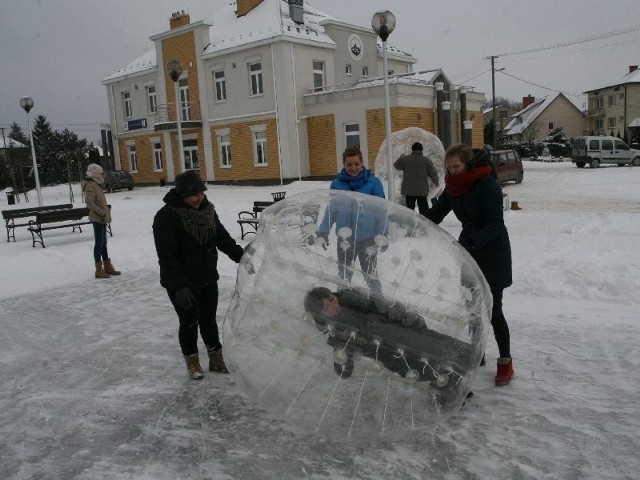 Ci, co nie przepadają za ślizganiem się na lodzie, mają możliwość zabawy z kulami &#8222;bumper ball&#8221;.