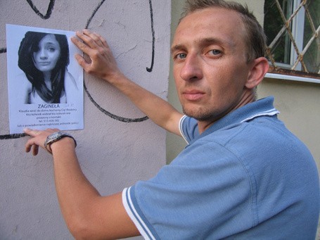 Ojciec Klaudii, Paweł Kaźmierczak, rozwiesił w Łodzi ponad 70 ulotek o zaginięciu córki.
