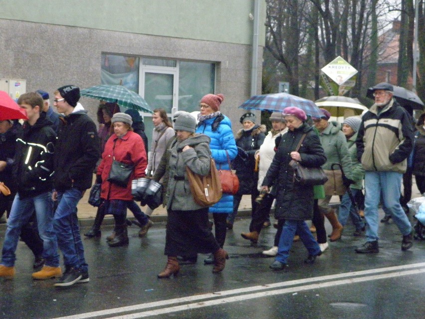 Krzyż ŚDM w Żorach: Adoracja i procesja [ZDJĘCIA]