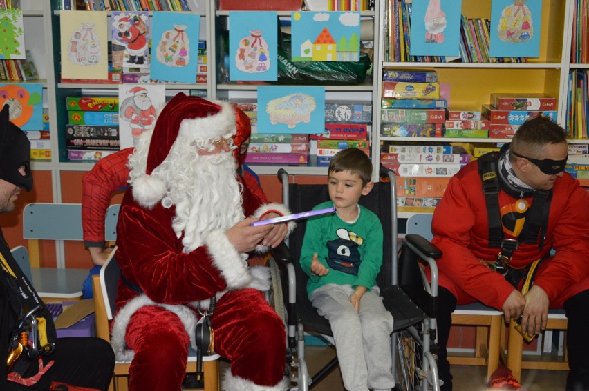 Święty Mikołaj, Batman, Superman, Spiderman i Bob Parr zjechali na linie wprost na oddział pediatryczny w USK w Opolu