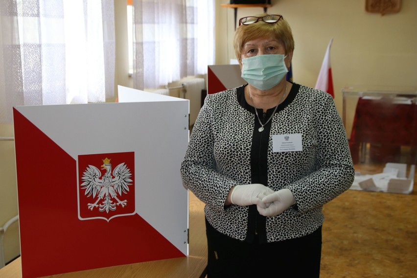 Wybory w czasie epidemii. Mieszkańcy gminy Wierzchlas wybierają wójta [ZDJĘCIA]