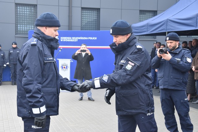 Klucze do nowej siedziby policji komendantowi powiatowemu insp. Pawłowi Cichackiemu przekazał nadinsp. Roman Kuster, zastępca Komendanta Głównego Policji (z prawej)