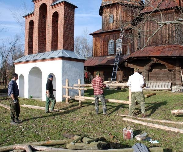 Prace przy cerkwi greckokatolickiej w Bystrem koło Czarnej w Bieszczadach. 