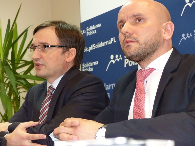 Minister sprawiedliwości Zbigniew Ziobro oraz dyrektor jego biura poselskiego Mariusz Gosek.