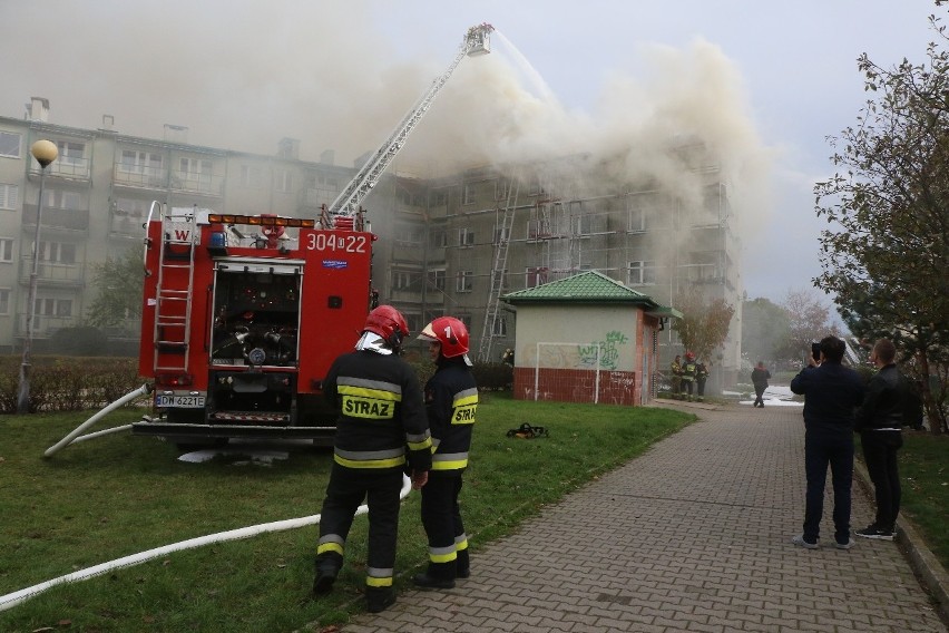 Duży pożar bloku na Muchoborze Wielkim. W akcji 10 zastępów strażaków