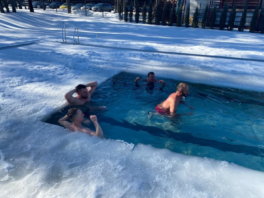 Wspaniałe morsowanie w Połańcu. Amatorzy zimowych kąpieli kolejny raz spotkali się na basenie (ZDJĘCIA)