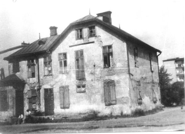 W tym budynku mieścił się niemiecki posterunek żandarmerii w Łapach. Został rozebrany dopiero w latach sześćdziesiątych