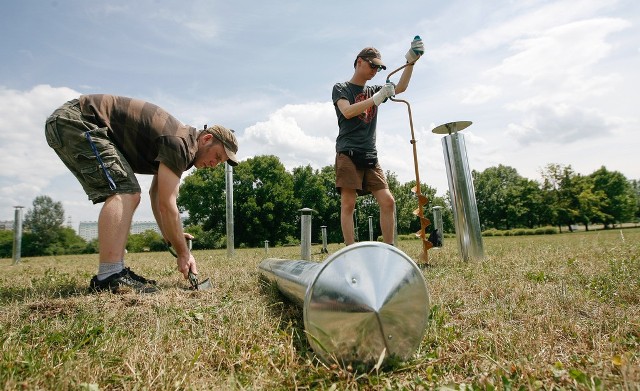 Montaż instalacji "Grzyby"