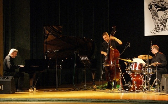 Trio Andrzeja Jagodzińskiego (pierwszy z lewej), przy kontrabasie Adam Cegielski, przy perkusji Czesław Bartkowski.