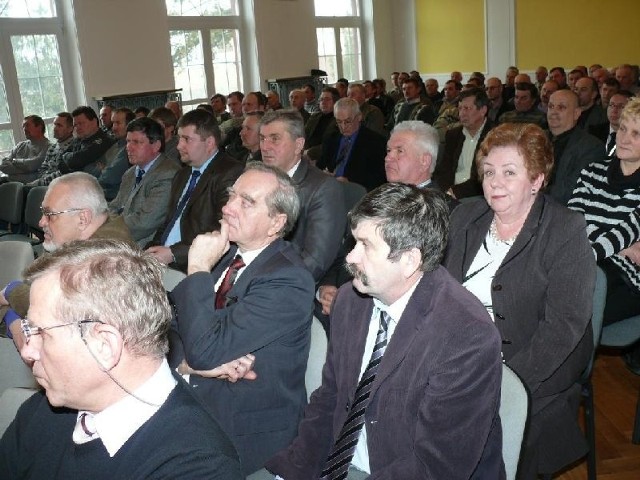 Do Starostwa Powiatowego w Jędrzejowie na spotkanie z Tadeuszem Nalewajkiem przybyły koło 100 osób.