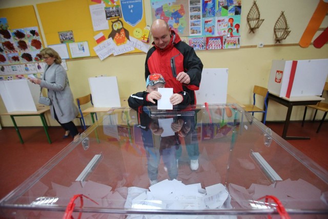 Wybory parlamentarne - lokale wyborcze będą czynne od godz. 7 do 21.