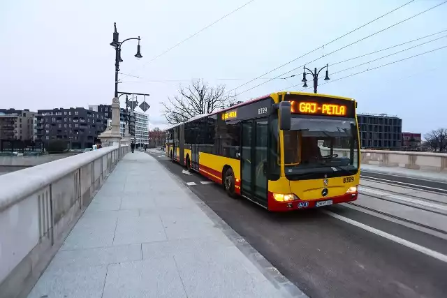 Z mostów korzystają już kierowcy, piesi i rowerzyści, ale nie tramwaje i linia autobusowa 132. Te zaczną kursować dopiero po wyremontowaniu ul. Pomorskiej.