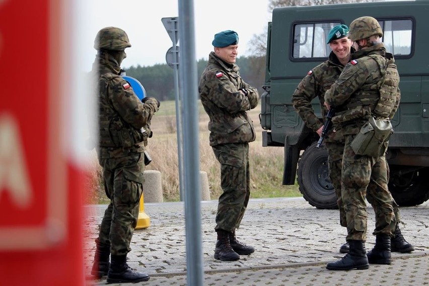 Żołnierze z 12. Brygady Zmechanizowanej pilnują granicy. Odwiedzili ich dowódcy. Zobacz zdjęcia