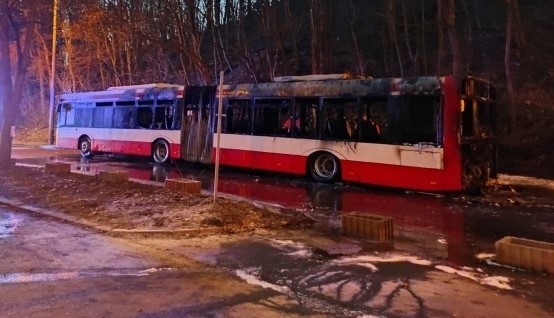 Pożar autobusu komunikacji miejskiej przy ulicy Smoluchowskiego w Gdańsku. Tymczasowo zmienione trasy 